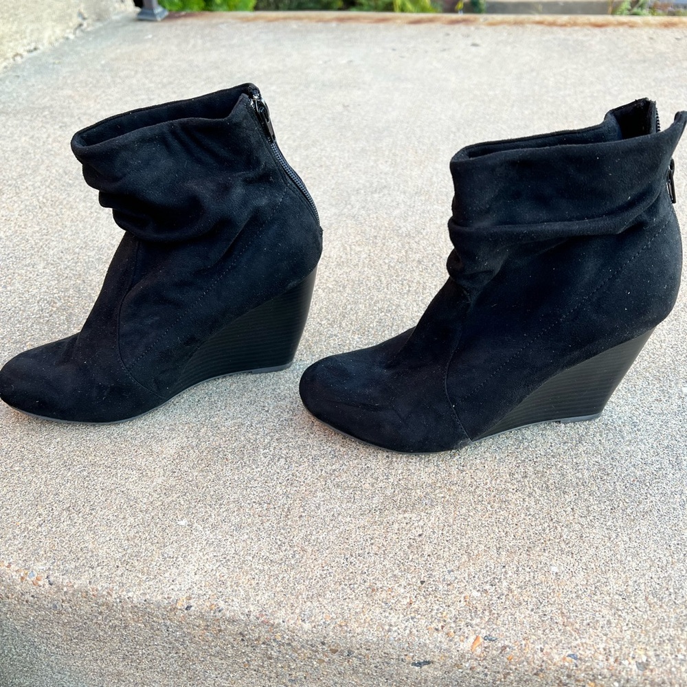 Zigi Soho Black Suede Wedge Booties EUC Size 8.5